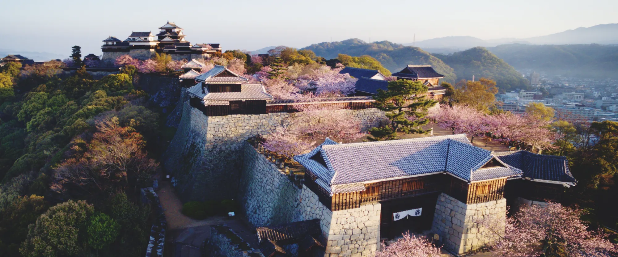 松山城本丸の全景写真